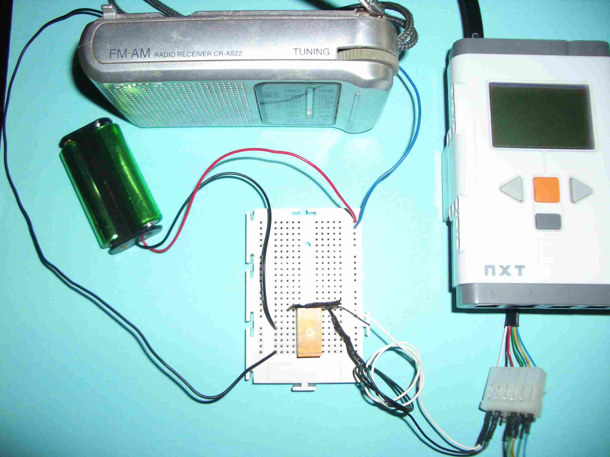 Foto Montaje conectar rele y encender radio LEGO Mindstorm NXT